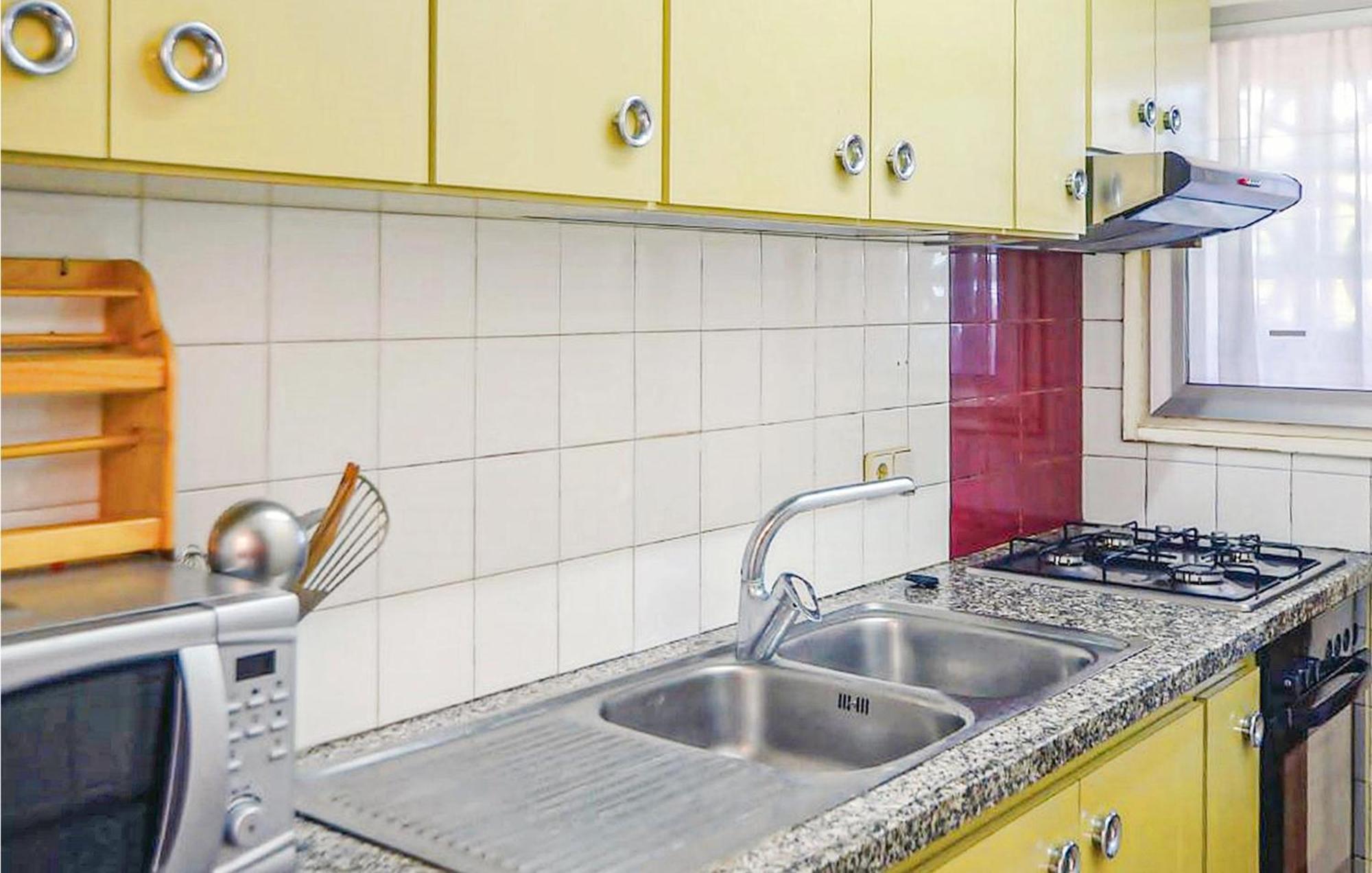 Awesome Apartment In Santa Susanna With Kitchen Buitenkant foto